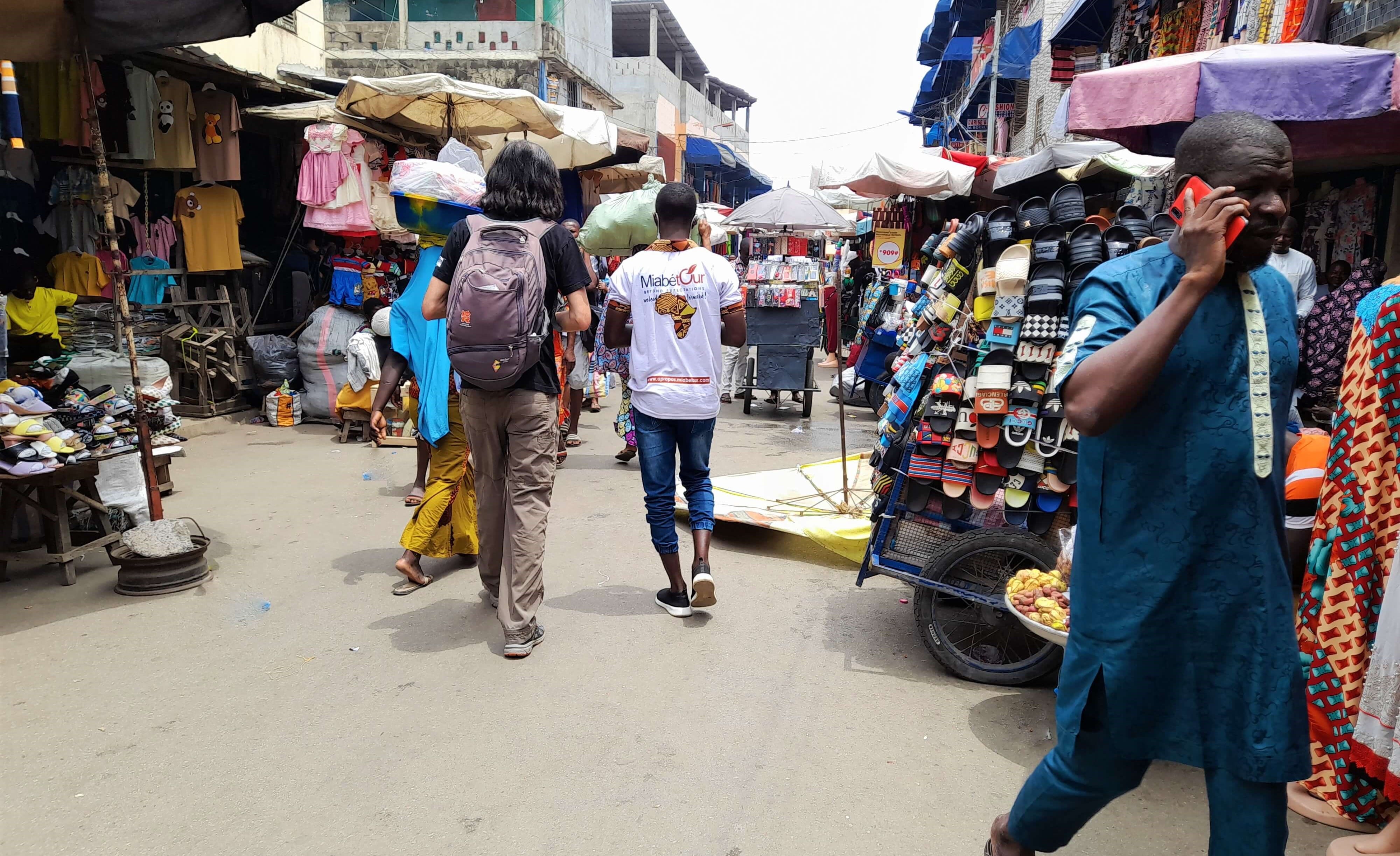 Tour de marche à travers la ville le grand marché de Lomé
